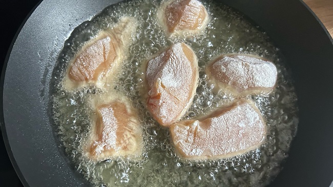 Hähnchenbrust wird frittiert