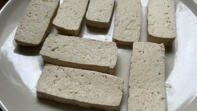 Tofu, in Scheiben geschnitten