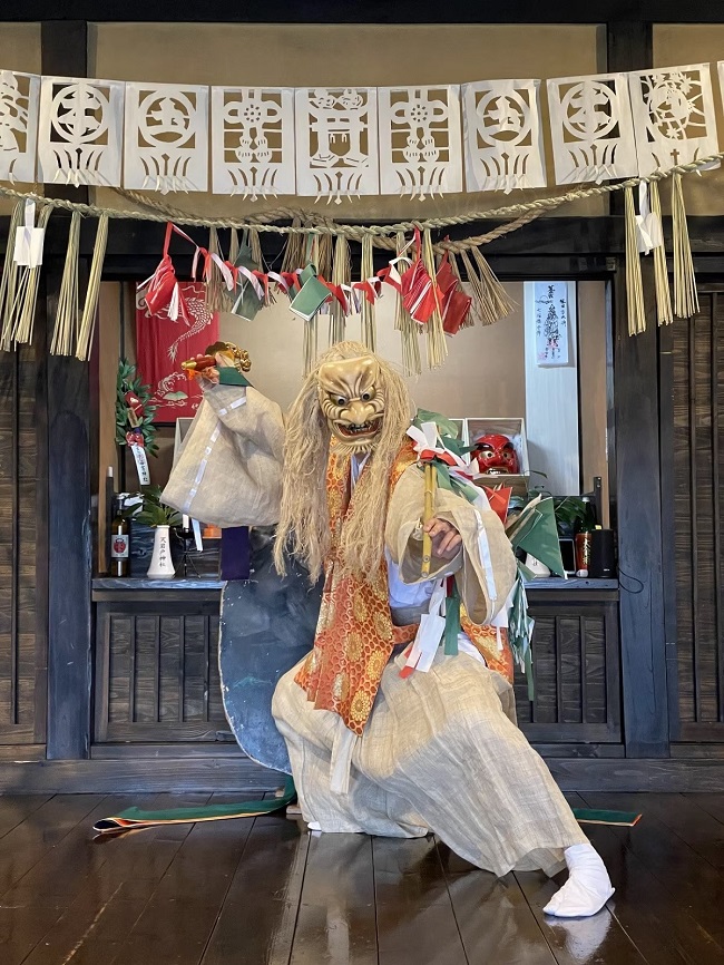 Eine lokale Aufführung von "Kagura", einem zeremoniellen Tanz. Beachten Sie die Bambus-"Requisite" in der Hand des Tänzers.
