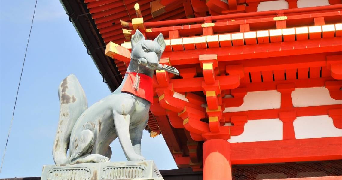 Fuchsstatue vor dem Fushimi-Inari-Schrein