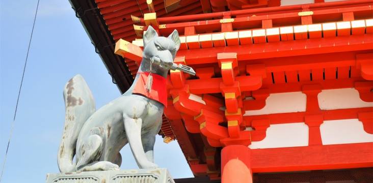 Fuchsstatue vor dem Fushimi-Inari-Schrein