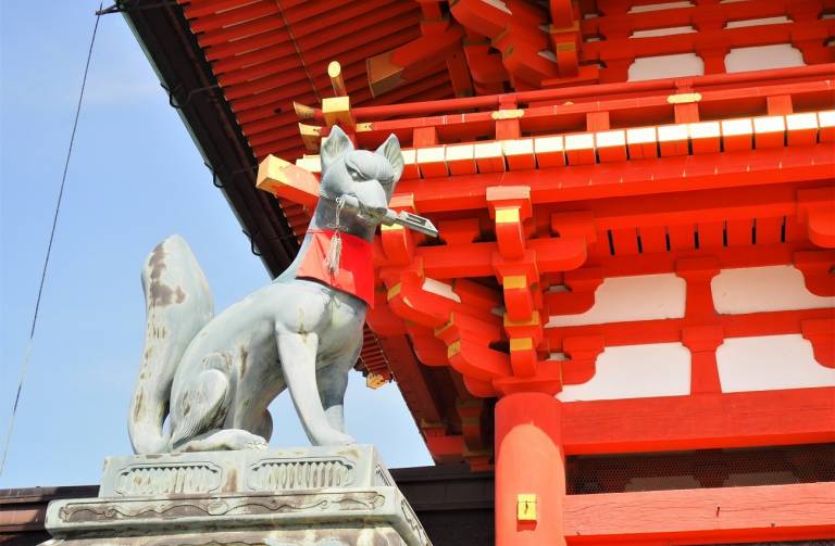 Fuchsstatue vor dem Fushimi-Inari-Schrein