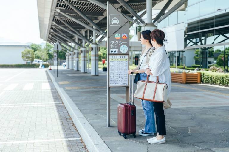 Frauen am Taxistand