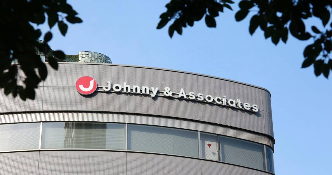 Logo und Unternehmenszentrale der Talentagentur Johnny & Associates im Juni 2023