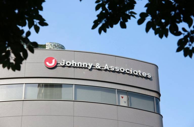 Logo und Unternehmenszentrale der Talentagentur Johnny & Associates im Juni 2023