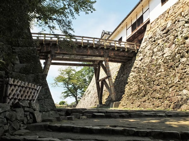 Eine Holzbrücke auf dem Burggelände