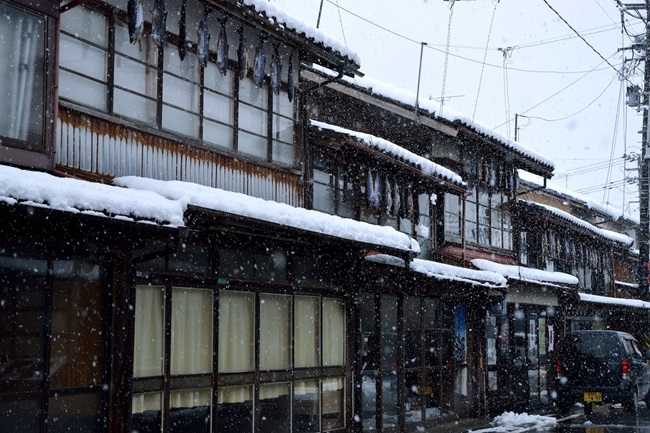Das verschneite Städtchen Murakami, mit von Dachvorsprüngen hängenden Lachsen