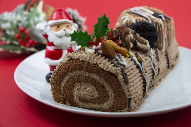 Bûche de Noël (Schoko-Biskuitrolle mit Weihnachtsfiguren)