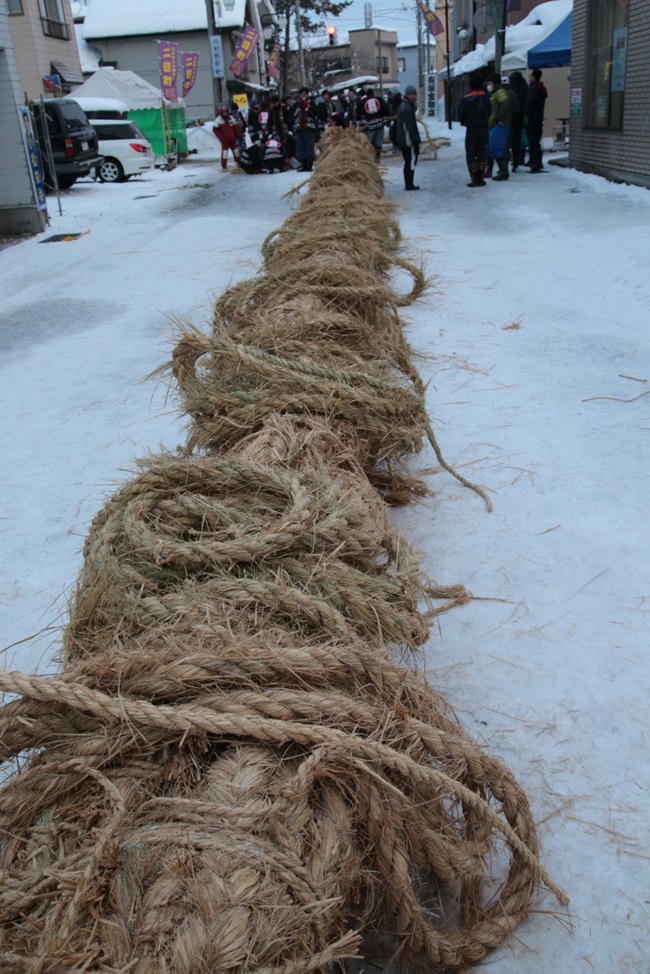 Riesiges Tau auf schneeweißer Fläche