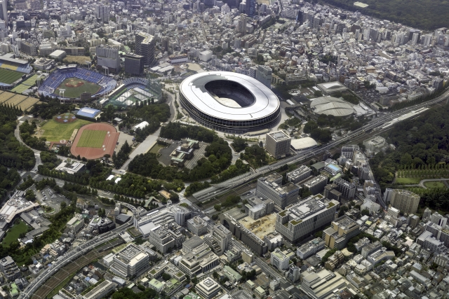 Das Parkviertel Jingū Gaien aus der Vogelperspektive. Mitte links ist das Meiji-Jingū-Baseballstadion zu sehen, zentral im Bild das große Nationalstadion.