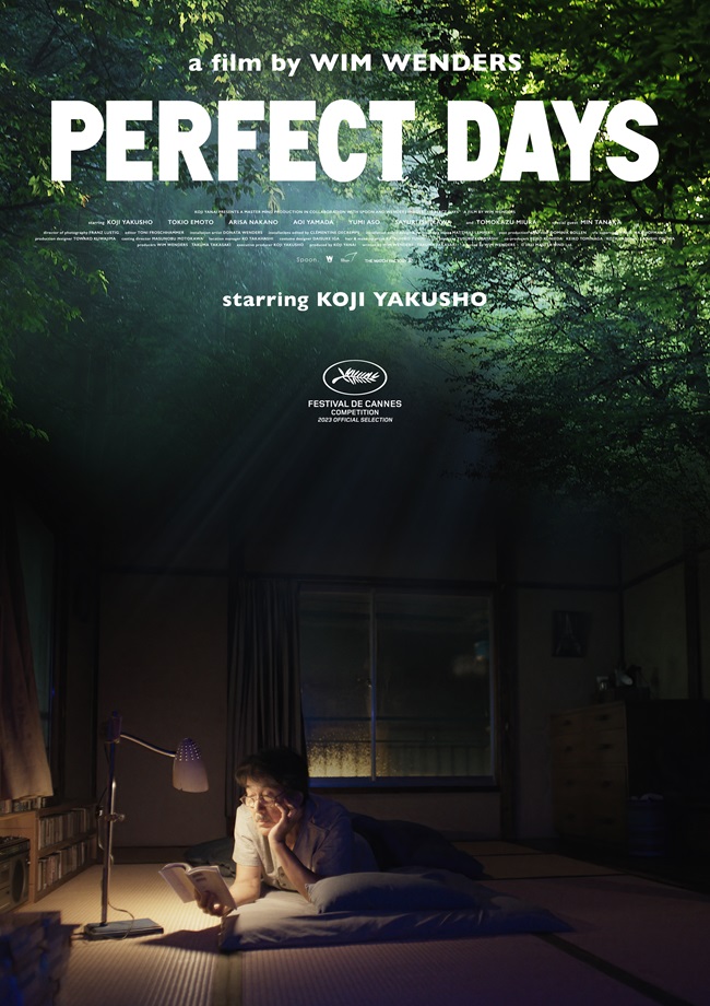 Perfect Days Filmposter mit der Hauptfigur Hirayama lesend in seinem Zimmer und Bäumen, die mit dem Hintergrund verschwimmen