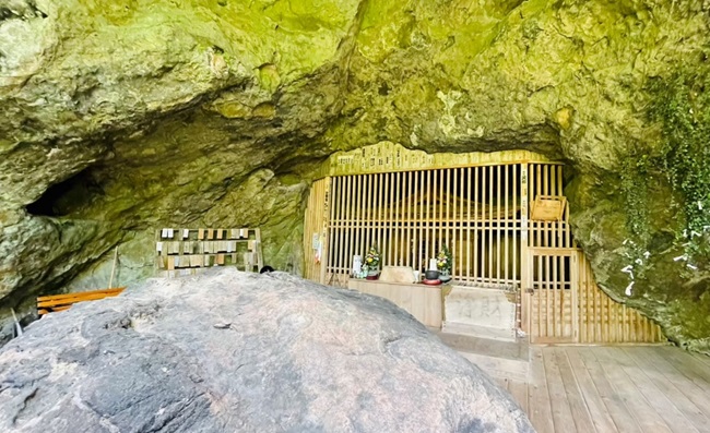 Reigandō-Höhle mit hölzernem Schaukasten