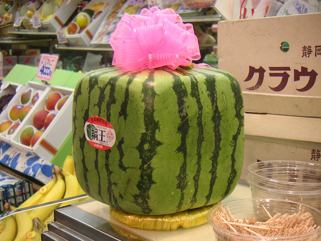 Eine eckige Wassermelone