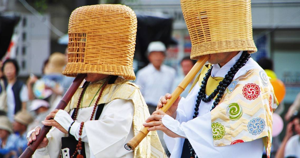 Komusō-Möche mit ihrer shakuhachi-Flöte