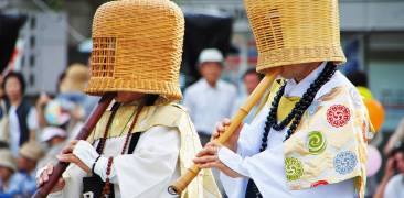 Komusō-Möche mit ihrer shakuhachi-Flöte