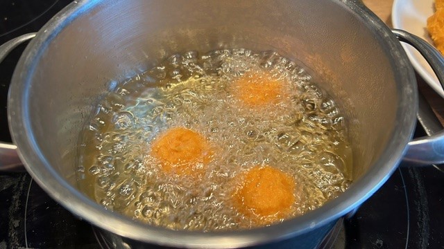 Bällchen werden im heißen Öl frittiert