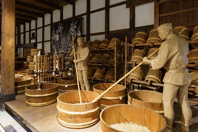 Ausstellungsstücke im Hakushika Memorial Museum of Sake.