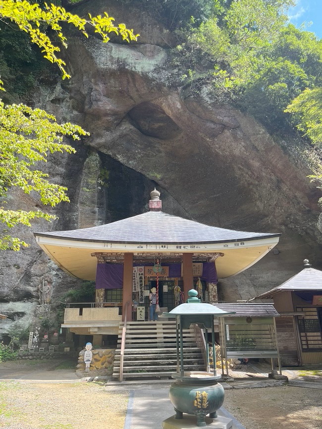 Hauptgebäude des Kannon-in Tempels unter einem Felsvorsprung