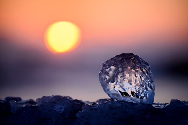 Wie ein Diamant glitzernder Eisblock im weichen Sonnenlicht