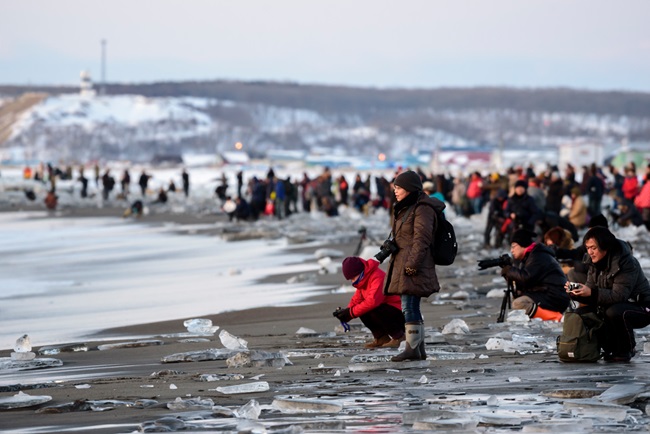 Menschenmassen zwischen Eis und Schnee am Strand