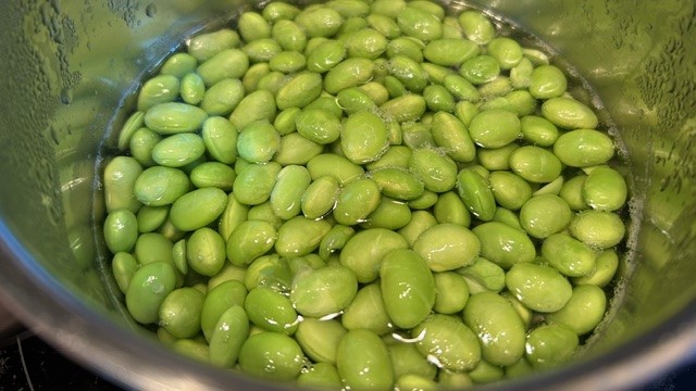 Edamame-Bohnen im Kochwasser