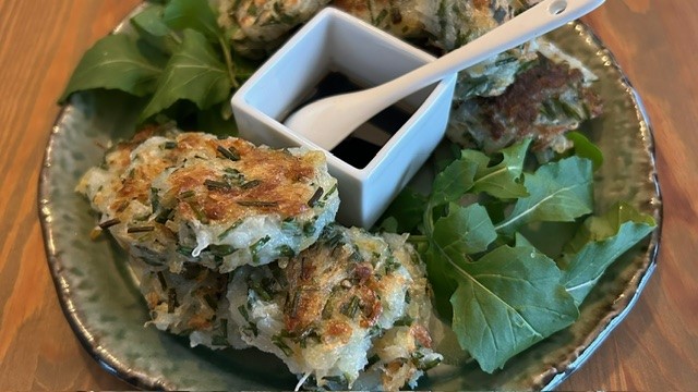 Daikon-Mochi mit Sauce und Salat