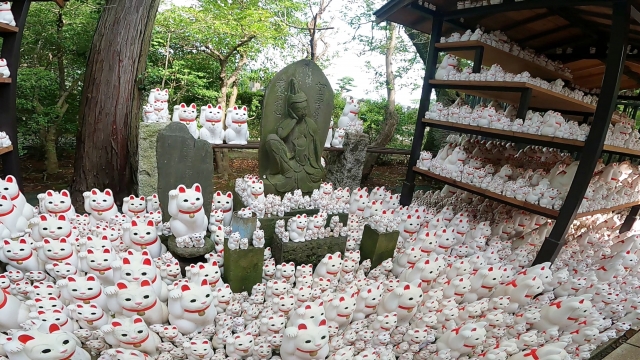 Katzenfiguren im Gotokuji Tempel