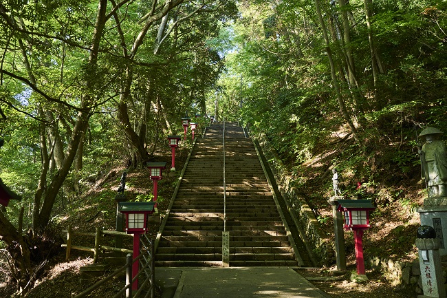 Treppe auf dem Weg zum Gipfel des Takao-Berges