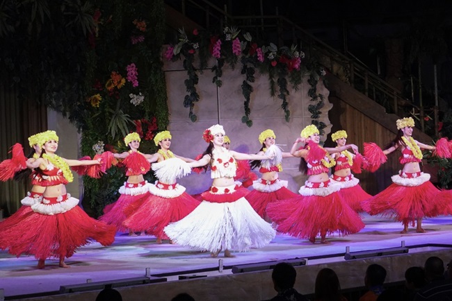 Hula-Tanzaufführung mit Tänzerinnen in hawaiischer Tracht