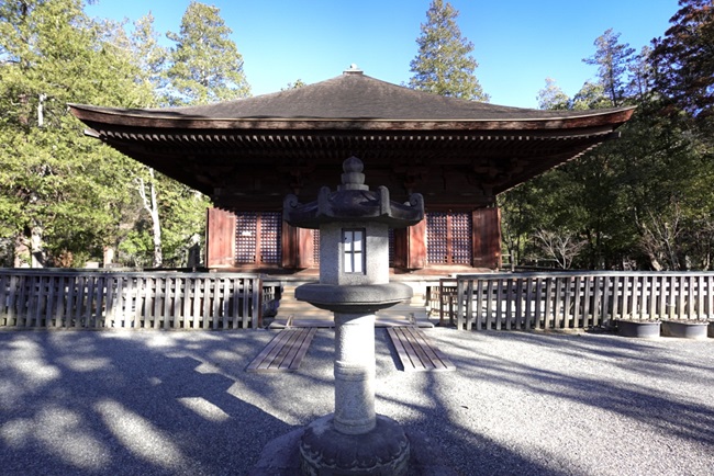 Shiramizu-Amidado-Tempel im Sonnenlicht