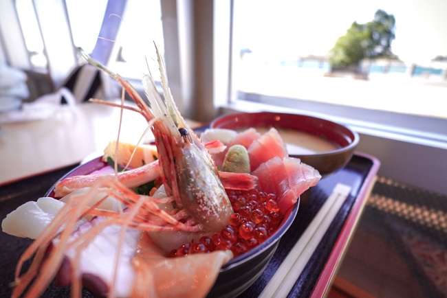 Menü mit frischem Flusskrebs, Sashimi und Suppe.