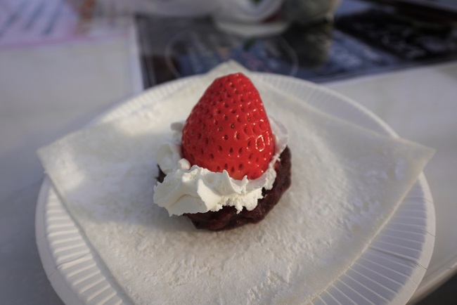 Erdbeer-Dessert mit Sahne im Helena Strawberry Land