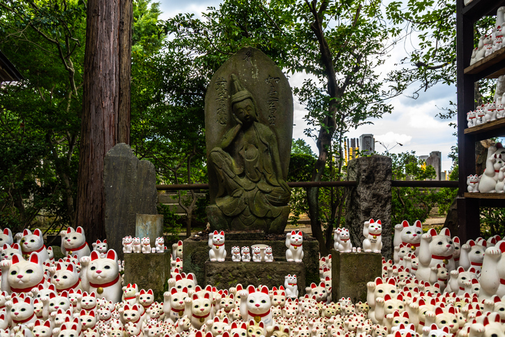 Tausende maneki neko-Figuren schmücken einen Altar im Gotokuji-Tempel.