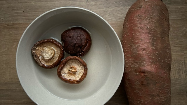 Shiitake-Pilze in einer Schale in Wasser eingeweicht