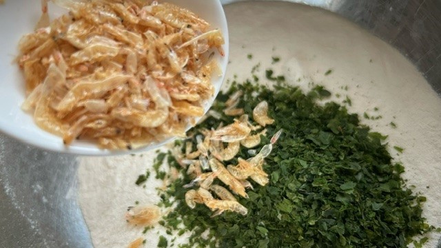 Shrimps, Nori-Algen und Mehl werden gemischt