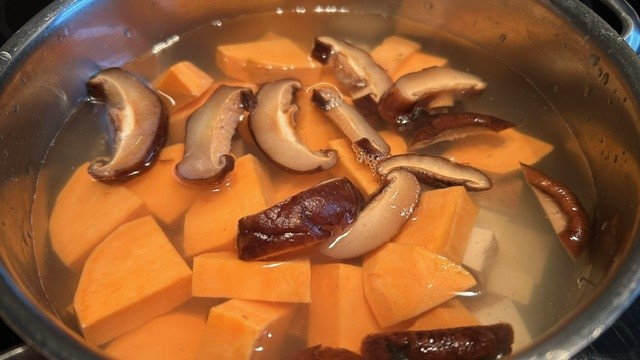 Süßkartoffeln, Shiitake-Streifen und Tofu in Brühe