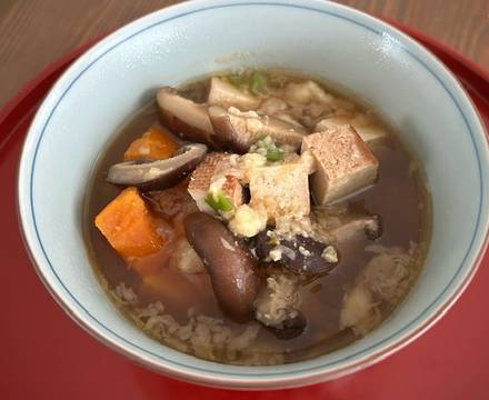 Miso-Suppe serviert auf rotem Tablett