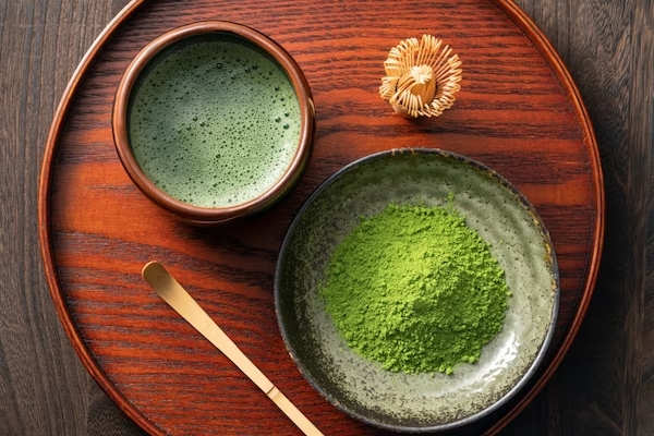 Eine Tasse Matcha-Tee im Rahmen einer Tee-Zeremonie.