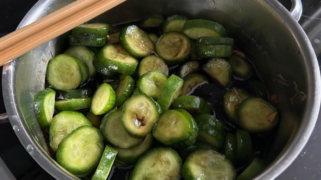 Gurke und Ingwer werden in der Marinade gekocht