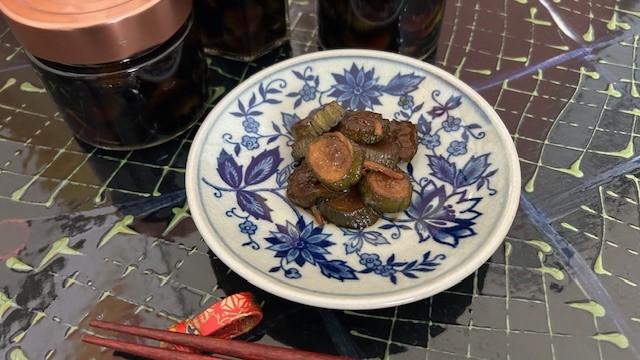 Eingelegte Gurken serviert auf blaugemustertem Teller
