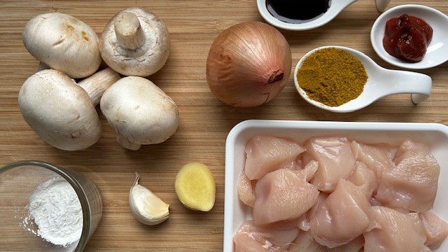 Champignons, Gemüsezwiebel, Currypulver, Ingwer, Knoblauch und Hähnchenfleisch