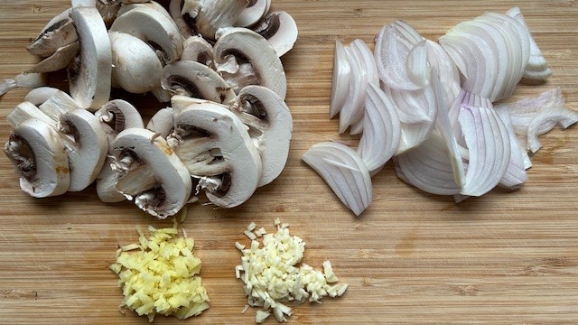 Geschnittene Champignons, Ingwer, Knoblauch und Zwiebel