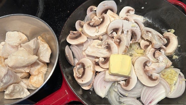 Zwiebel, Champignons, Knoblauch und Ingwer in Butter anbraten