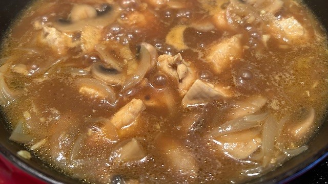 Curry nimmt in der Pfanne eine bräunliche Farbe an