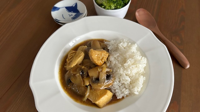 Curry-Reis serviert mit Beilagen