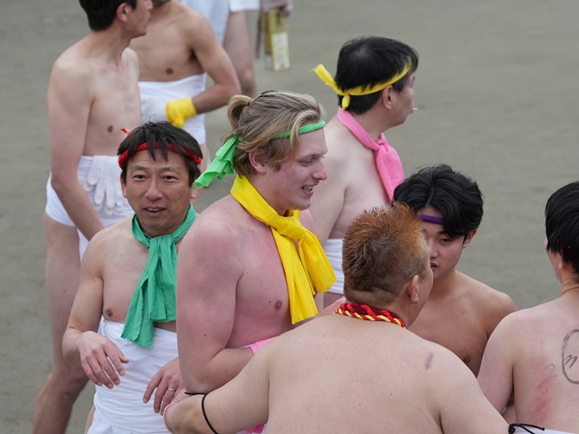Japanische Männer mit einem Festteilnehmer aus dem Ausland