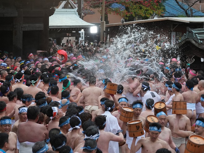 Die Masse drängt in Richtung "shin-otoko" und wird dabei mit Wasser bespritzt