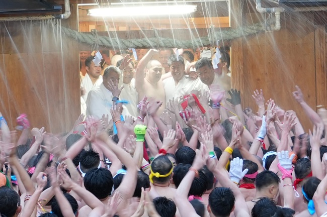 Männliche Festteilnehmer bejubeln den "shin-otoko"