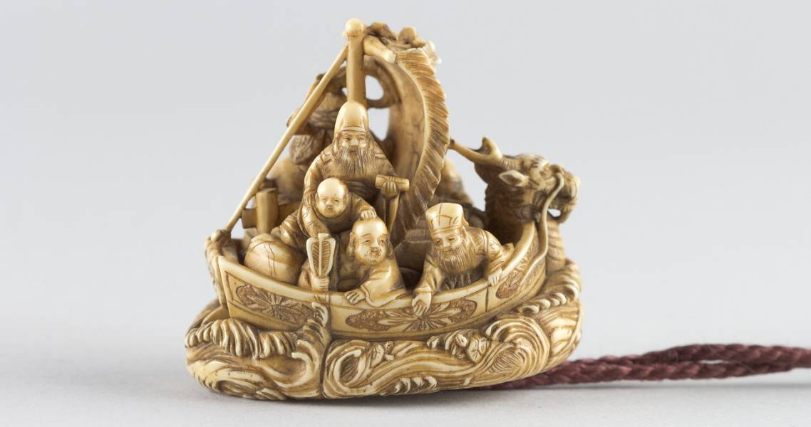 Circa 5 cm kleines Netsuke der Sieben Glücksgötter auf einem Boot aus Elfenbein