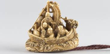 Circa 5 cm kleines Netsuke der Sieben Glücksgötter auf einem Boot aus Elfenbein